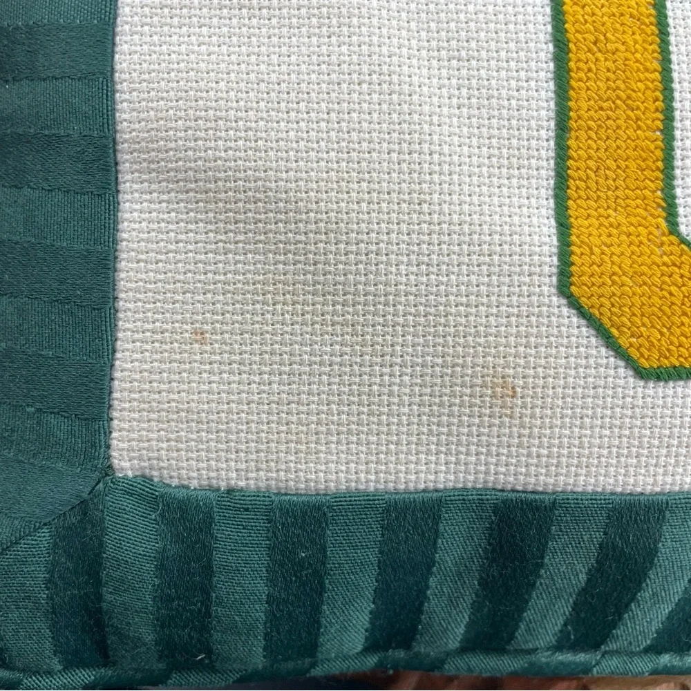 BAYLOR UNIVERSITY BU‎ needlepoint Decorative square Pillow green white yellow